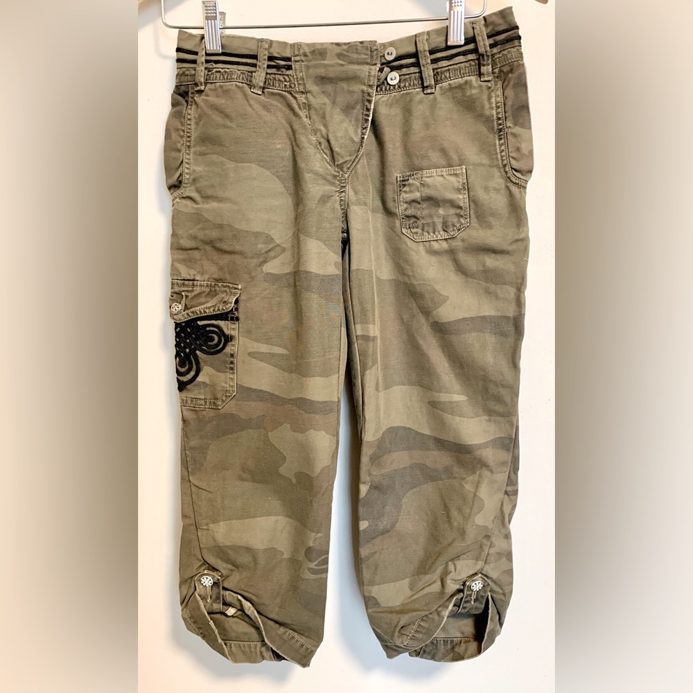 Cool army embroidered capri pants by Closed.